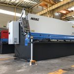 ჰიდრავლიკური შედუღების მანქანა 12mm ფოლადის ფირფიტა ჭრის დანადგარი 2500 მმ