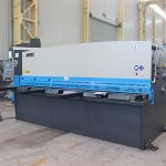 ჰიდრავლიკური ფურცელი მეტალის გილილტონის ჭრის დანადგარი CNC- ის შედუღება ლითონის ფირფიტაზე, ლითონის შეჭიდულ მანქანას